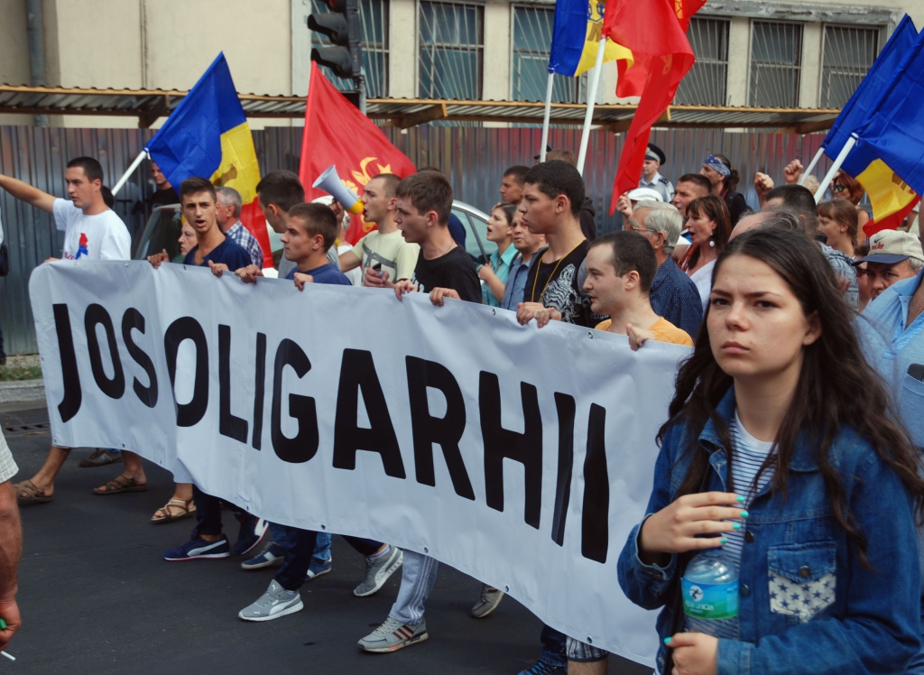 Oligarchaellenes banner a tüntetők kezében