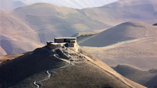 A hegyvidék sem akadály az útépítőknek Tádzsikisztánban