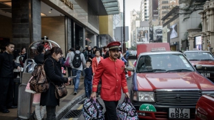 A hongkongiaknak elegük van a bevásárló turizmusból