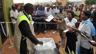 Választások Ugandában, blokkolták a közösségi oldalakat