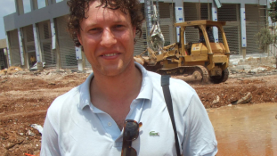 Hiába a golyóálló mellény – orvlövész végzett egy holland újságíróval Líbiában