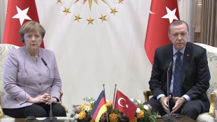 Erdogan kiosztotta Merkelt a közös sajtótájékoztatón