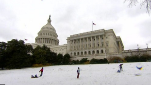 Szánkópálya a Capitolium oldalában – rendkívüli állapot az USA több államában