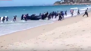 Ilyen, amikor egy csónaknyi migráns megérkezik egy spanyol strandra – videó