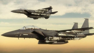 Nem sokon múlt két F-15-ös és két ejtőernyős karambolja