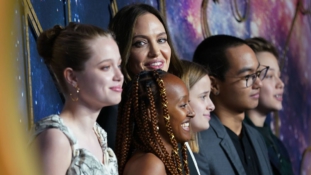 Angelina Jolie és Brad Pitt lánya követeli hogy távolítsák el apja vezetéknevét nevéből